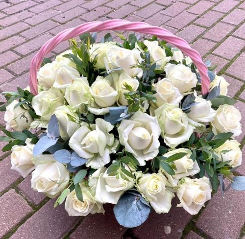 Корзина из белых роз "Алмаз": купить с доставкой в Алушту
